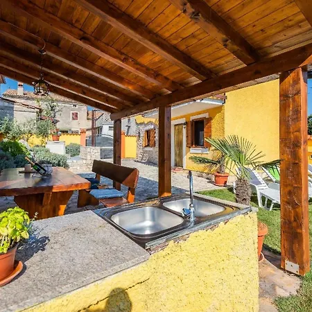 Mit Privatpool Fuer 5 Personen Ca 60 Qm In Mali Vareski, Istrien Suedkueste Von Istrien *